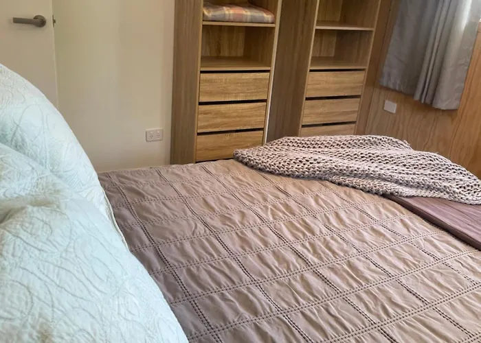 Apartment 2 Bedroom, Walk To Town